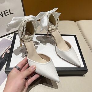 High heels with pointed bows